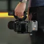 Tilta kameros karkasas Canon C50 Pro su viršutine ir šonine rankena, kabelių užtvankėlėmis ir Arca suderinamu pagrindiniu plokštele įvairioms montavimo galimybėms