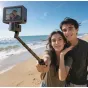 Ulanzi MT98 sulankstoma selfie lazdelė naudojama paplūdimyje su išskleistu 57 cm ilgio ruožu, ideali Insta360 ir veiksmo kameroms, su plonu dizainu sklandiems 360 laipsnių filmavimams