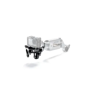 Tilta Shock Absorbing Head Hydra Alien Mini stabilizatoriui su GoPro veiksmo kamera, titano pilkos spalvos, šoninis vaizdas, pabrėžiantis stabilizavimo savybes