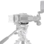 Tilta šoninė montavimo plokštė Sony FX6 kamerai su 1/4-20 ir 3/8-16 srieginiais taškais, pritvirtinta prie kameros korpuso, skirta įvairiems priedams tvirtinti ir portretinei fotografijai.