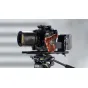 Tilta Canon C80 kameros kėdė su NATO šliaužtuvu, šaltu šuo ir išplėstinėmis mygtukų valdymo galimybėmis, montuota ant statyvo su 36 mm objektyvu ir matavimo bloku