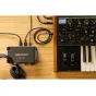 Zoom UAC-232 USB audio konvertorius, prijungtas prie sintezatoriaus ir ausinių, skirtas profesionaliam garso įrašymui su 32-bit skaitmenine konversija.