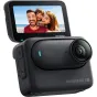 Insta360 GO 3S 64GB juodoje spalvoje veiksmo kamera su Action Pod pagrindu ir išsikišamu 2,2 colų ekranu, rodančiu trijų besišypsančių žmonių nuotrauką