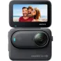 Insta360 GO 3S 64GB juodoje spalvoje veiksmo kamera su Action Pod pagrindu ir sukiamu 2,2 colio lytiniu ekranu, ekrane matoma savigramos nuotrauka su trimis žmonėmis paplūdimyje