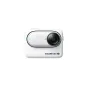 Insta360 GO 3S 64GB kompaktinė veiksmo kamera priekio vaizdas su išsiskiriančiu objektyvu su žaliu stiklu, indikatoriaus šviesa ir elegantišku dizainu, pabrėžiančiu magnetinę tvirtinimo sistemą.