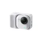 Insta360 GO Ultra balta veiksminga kamera šonoje perspektyvoje, akcentuojanti jos elegantišką dizainą, objektyvą ir magnetinę tvirtinimo sistemą 4K60 vaizdo įrašymui
