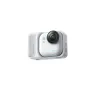 Insta360 GO Ultra baltos spalvos veiksmo kamera šono vaizdo perspektyva, akcentuojanti elegantišką dizainą, magnetinę tvirtinimo sistemą ir ultraplatus objektyvą 4K60fps vaizdo įrašymui.