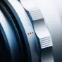 Thypoch Simera 35mm f1.4 objektyvas su aukštos kokybės metaline konstrukcija, retro raudonos taško gylio skalė ir ergonomiškas fokuso mygtukas Leica M montavimui