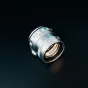 Thypoch Simera 35mm f1.4 rankinės fokusavimo objektyvas su pritvirtintu skydeliu, turintis retro dizainą ir preciziškas optikas pilno kadro fotografijai