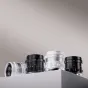 Thypoch Simera 35mm f1.4 objektyvų komplektas juodo ir sidabrinio atspalvio, rodantis priekį su detaliais fokuso ir diafragmos žiedais pilno kadro fotografijai