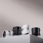 Thypoch Simera 35mm f1.4 objektyvas Sony E prijungimui su dvigubu fokuso langeliu ir retro dizainu, rodomas priekšinėje pusėje su diafragmos ir fokuso žiedais.