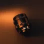 Thypoch Simera 35mm f1.4 objektyvas Sony E prijungimui su begalybės fiksuojamu fokuso langeliu, rodantis aukštos kokybės optiką ir retro dizainą.