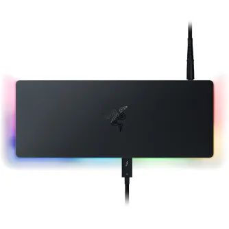 Razer Thunderbolt 4 Dock Chroma su RGB apšvietimu, prijungtas per Thunderbolt 4 kabelį, turintis elegantišką juodą dizainą ir 10 įvairiapusius portus, skirtus geresniam PC ir Mac prijungimui.