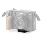 Tilta ARCA adapteris Fujifilm X100VI kamerai su medine rankena, juoda aliuminio greito atlaisvinimo plokštelė apačioje ARCA suderinamų statyvų ar stabilizatorių naudojimui