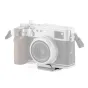 Fujifilm X100VI fotoaparatas su medine rankena, paruoštas ARCA suderinamam montavimui, sidabrinis korpusas, Fujinon asferinis objektyvas, šoninis vaizdas