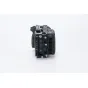 Tilta Full Camera Cage for Canon C50 šoninis vaizdas su siūlomais rankenomis, HDMI ir USB-C kabelių tvirtinimo sagomis ir Arca-stiliaus pagrindine plokšte