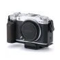 Fujifilm X-M5 su Tilta The Thumb Grip - juodas stabilizatorius prie karšto bėgio, su medine L-formos rankena ir ARCA greitojo atjungimo plokšte štabo suderinamumui