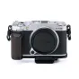 Fujifilm X-M5 kamera su Tilta The Thumb Grip - juodas riešutmedžio pagrindas ir karštojo batų rankena stabiliai fotografijai
