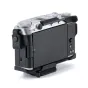 Tilta nykštukinė sukimosi rankena Fujifilm X-M5 kamerai su riešutmedžio L-grip pagrindu, juodomis odinėmis juostos sagomis ir ARCA adapteriu stabiliam filmavimui