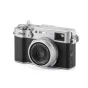 Fujifilm X100VI sidabrinis fotoaparatas su viršutine karšta koja, tinkama Tilta viršutinio montavimo komplekto pritaikymui, užtikrinant stabilumą ir apsaugą