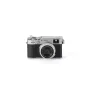 Fujifilm X100VI sidabrinė kamera priekis, demonstruojanti viršutinę montavimo vietą Tilta priedams