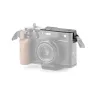 Fujifilm X100VI fotoaparatas su medine rankena, priekinis vaizdas su Fujinon objektyvu ir viršuje įmontuotu blykste, idealus fotografijos mėgėjams