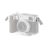Fujifilm X100VI fotoaparatas su Tilta viršutine apsaugos plokšte, sidabrinis korpusas, šoninis vaizdas su medine rankena patogiam valdymui