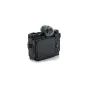 Tilta vintage Canon PowerShot V1 kameros kėdė juodos spalvos su pritvirtintu pūkuotu vėjo gaisrinuku ir šaltuoju šuo adapteriu.