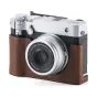 Tilta vintage odinis kameros korpusas Fujifilm GFX100RF su integruota rankena ir nykščio atrama, išryškinantis priekinį objektyvą ir ergonomišką dizainą