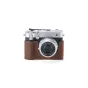 Tilta senovinė odinė fotoaparato kėdė Fujifilm GFX100RF su įmontuota rankena ir baterijos prieigos klapėle, rodomas priekis su Fujinon asferiniu objektyvu.