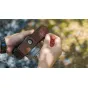 Tilta klasikinės odinės kameros apsauga Fujifilm GFX100RF su įmontuotu nykštuko laikikliu ir lengvu prieiga prie baterijos, demonstruojanti aukštos kokybės meistrystę ir lengvą apsaugą lauko fotografijai.