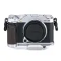 Tilta senovinės kameros korpusas Fujifilm X-M5 su riešutmedžio rankena, odinė juostų sagė ir ARCA greito užtvirtinimo plokštės adapteris - priekis