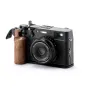 Fujifilm X100VI su Tilta retro kameros tvirtinimo rėmu, juodos spalvos, su riešutmedžio rankena ir L-kabliu, skirtu stabiliam laikymui ir diržo prijungimui.