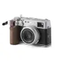 Tilta senovinės kameros tiltas Fujifilm X100VI su riešutmedžio medine rankena ir L-formos saglauda, sidabrinė spalva, šono vaizdas, rodantis ergonomišką nykščio sukimosi rankeną ir objektyvo detales