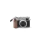 Tilta senovinė fotoaparato krepšys Fujifilm X100VI su riešutmedžio medine rankena ir nykščio atrama ant karšto batų, užtikrinančia geresnį stabilumą ir komfortą