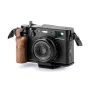Fujifilm X100VI su Tilta Vintage Camera Cage – juodas riešutmedžio rankenos su L-kabliu ir nykščio pagalvėle, skirta stabiliam laikymui ir kelionių patogumui