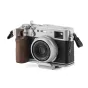 Tilta senovinės kameros tiltas Fujifilm X100VI su riešutmedžio rankena, nykštuko stabilizatoriumi ir odine juostos tvirtinimo priemone - kompaktiškas sidabrinis kelionių komplektas