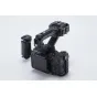 Tilta XLR pratęsinimo kabliukas Canon C50 kamerai su NATO šarvu ir montuotas ant kameros viršutinio rankenos, su papildomomis prietaisų tvirtinimo galimybėmis.