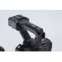 Tilta XLR pratęsinimo kabliukas Canon C50 su integruota NATO geležte ir šaltuoju batų laikikliu, sumontuotu ant kameros XLR rankenos.