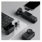 Ulanzi A200 Mini bevielio mikrofonų komplektas su kompaktišku siųstuvu, pritvirtintu prie audinio, priimtuoju su USB-C jungtimi, atvira krovimo dėže ir telefonu, skirtas lengvam garso įrašymui.