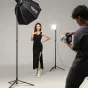 Ulanzi AT-05 2 metrų ilgio sunkioji sulankstoma šviesos stovė, naudojama profesionalioje fotografijos studijoje su šviesos difuzoriumi.