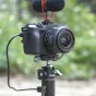 Ulanzi BG-3 galios rankenos su Canon beispeguļu kamera, pritvirtinta ant 1/4 colio montavimo vijos, pritaisyta prie mini statyvo ir su virzitu mikrofonu, tinkama vlogams arba filmavimui