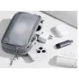 Ulanzi BP15 SeeClear Tech Pouch M 0.85L skaidrus, nepralaidžios organizatorius su dvigubu zipu skyriumi, atidarytas, atskleidžiantis techninius priedus: telefoną, ausines ir USB atmintinę