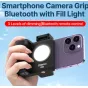 Ulanzi CG-02 smartfono kameros rankena su integruota LED papildoma šviesa ir Bluetooth nuotoliniu valdymu, turinti tris šviesos intensyvumo lygius, pritvirtinta prie išmaniojo telefono geresnei mobiliai fotografijai