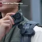 Ulanzi CK02 CKa greito atlaisvinimo kuprinės segtukas su GoPro tipo kamera, tvirtai pritvirtinta vienos rankos naudojimui, demonstruojantis greitą įrangos keitimą ir dinamiškus filmavimo kampus