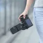 Ulanzi F32 V2 greito šviesos blizgesys su įmontuota baterija, prijungtas prie DSLR kameros, matomas priekis su intuityviais valdymo mygtukais ir ekranu