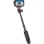 Ulanzi MT-50 V2 magnetinis statyvas su DJI veiksmo kamera, rodantis 360° galvos sukimą ir išskleistas kojas stabiliam filmavimui lauke