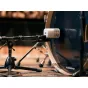 Universal Audio SD-5 dinaminis mikrofonas ant stovelio, šiek tiek pakreiptas į viršų, šalia bosinio būgno, idealiai tinka aukštos SPL įrašymui.