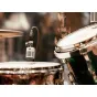 Universal Audio SD-3 dinaminis mikrofonas su kardioide charakteristika, skirtas dideliam SPL lygiui, tokiems instrumentams kaip snarai ir varpiniai, įrengtas studijos aplinkoje šalia būgnų cimbalų.