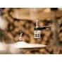 Universal Audio SD-3 dinaminis mikrofonas su elegantišku metaliniu korpusu, įmontuotas virš cymbalo ant stovo, skirtas aukštam SPL lygiui, tokiems instrumentams kaip snares, pučiamiesiems ir gitarai; su Hemisphere modeliavimo fu